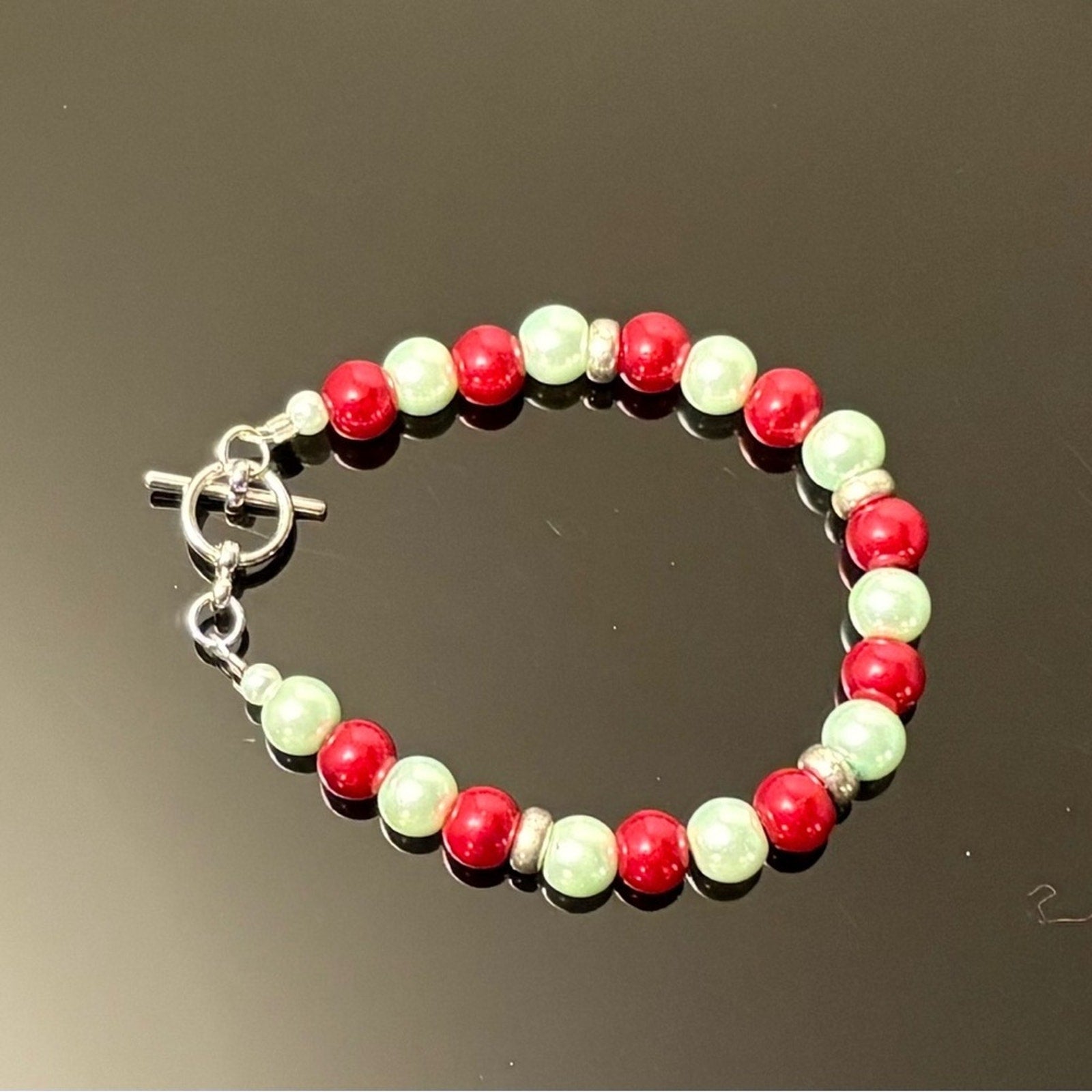 🎄 Red & Mint Pearl Beaded Bracelet