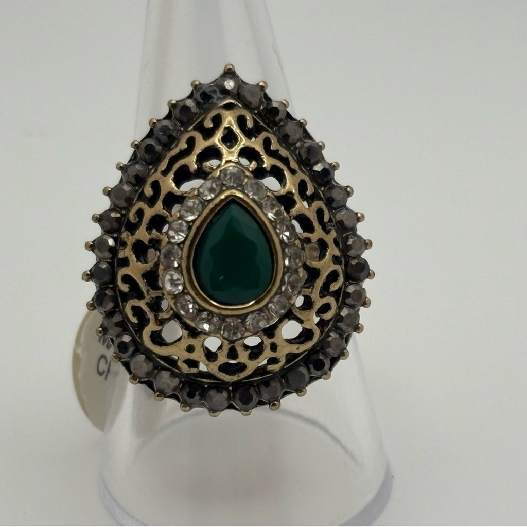 🖤 Vintage-Inspired Statement Costume Ring – Green Teardrop Stone
