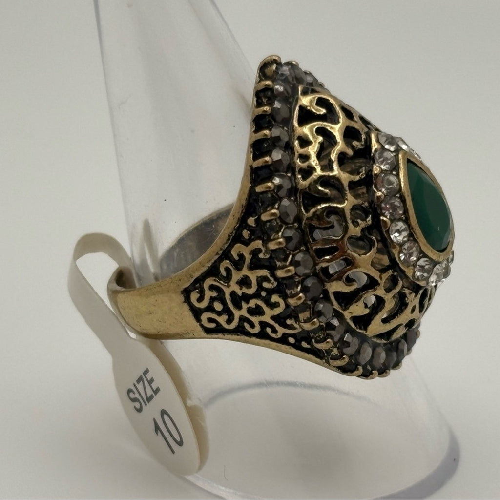 🖤 Vintage-Inspired Statement Costume Ring – Green Teardrop Stone