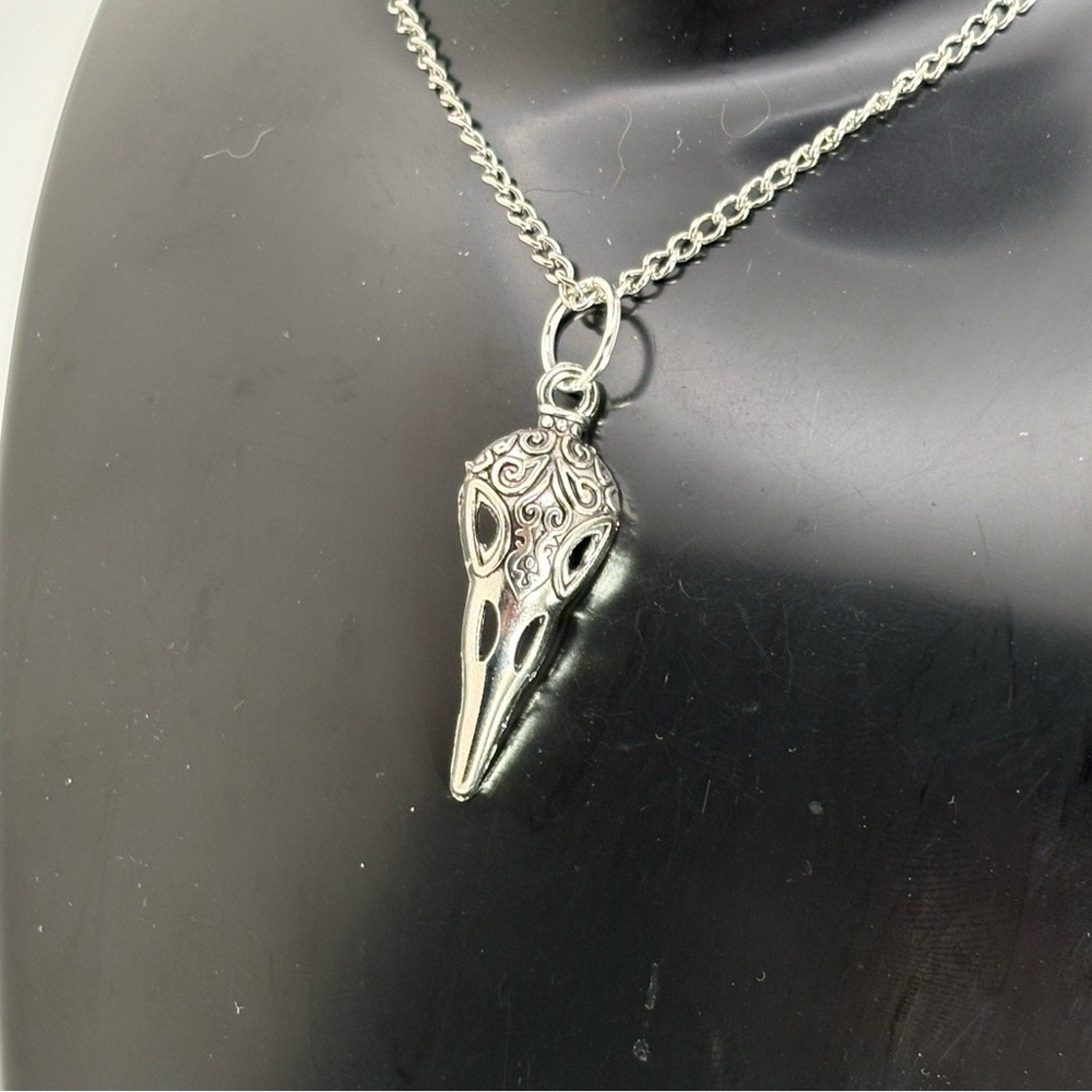 🖤 Raven Skull Pendant Necklace – Silver Tone – New