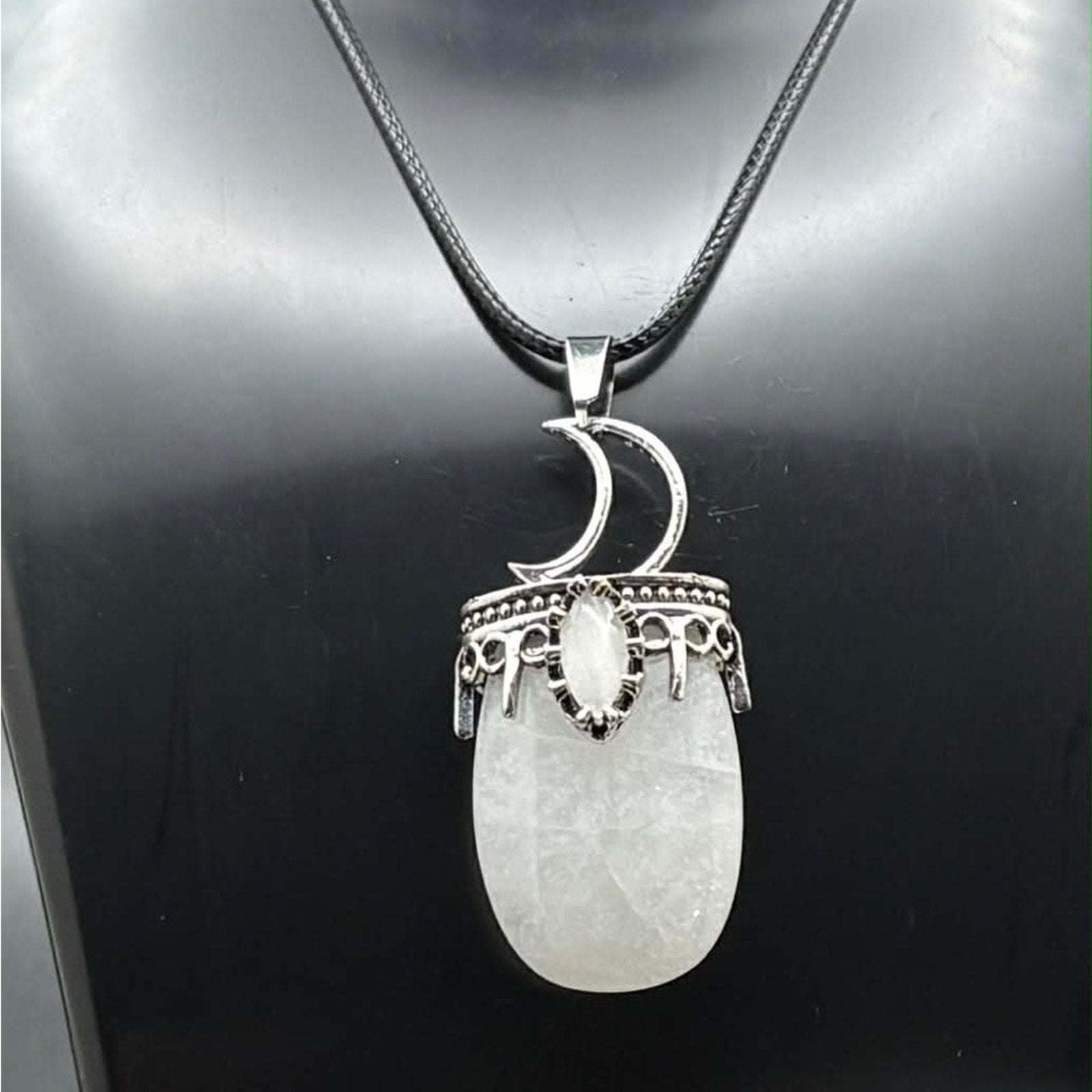 🌙 Moonstone Crescent Moon Pendant Necklace 🌙