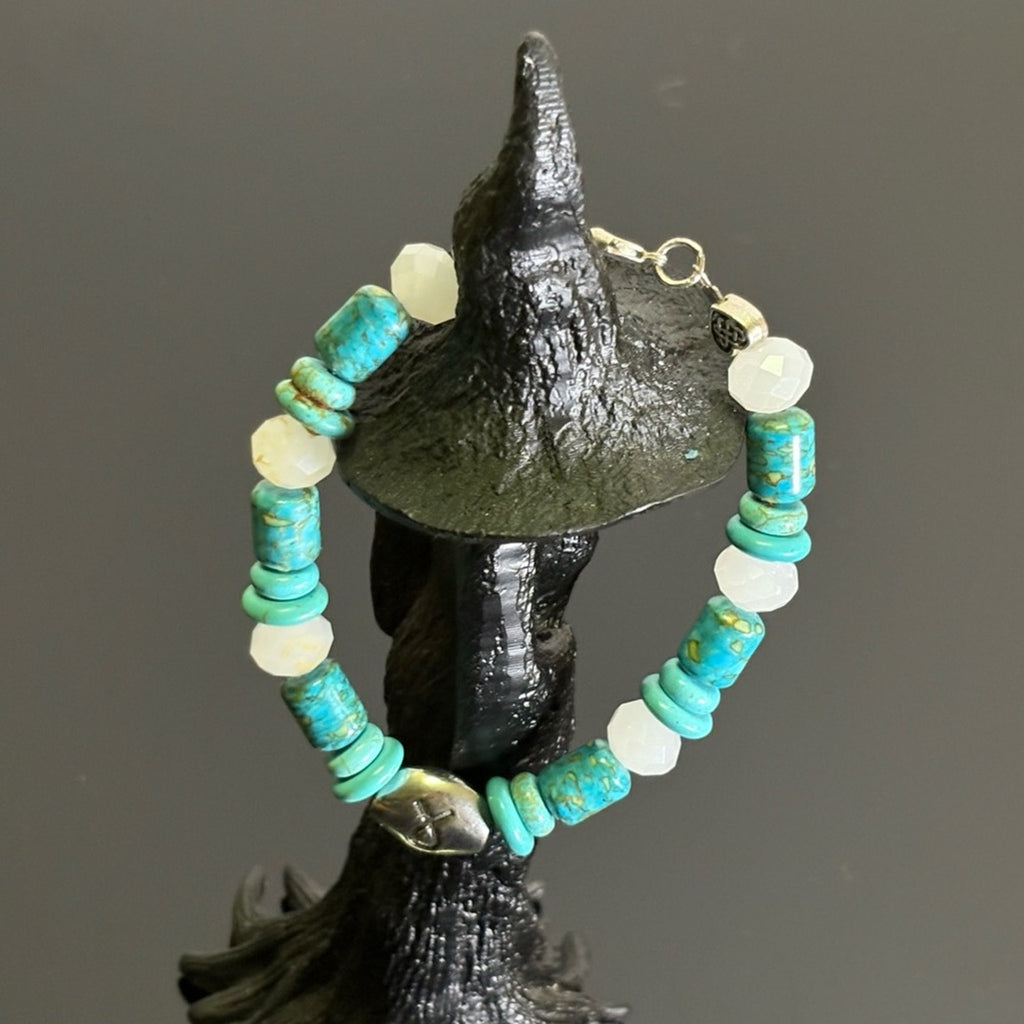 Handmade Turquoise & White Beaded Bracelet — NEW WITHOUT TAGS 🏷️